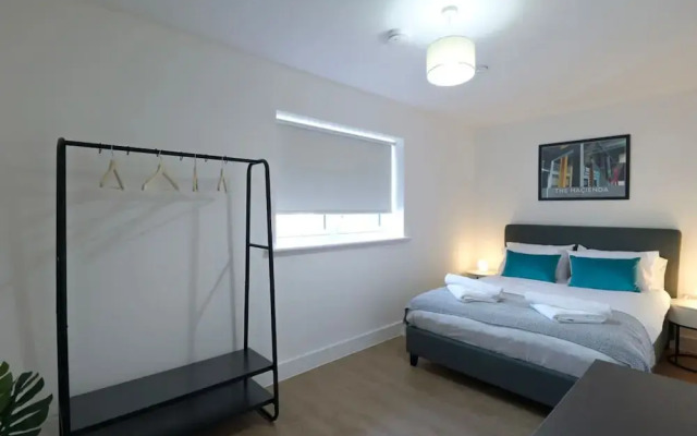 Luxury Manchester Apartment - Blue