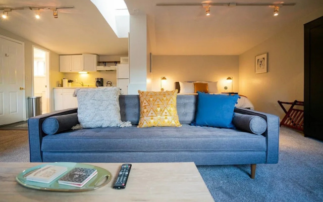 Sophisticated City Escape near DU