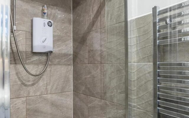 Captivating 2-bed House in Hamilton With Jacuzzi