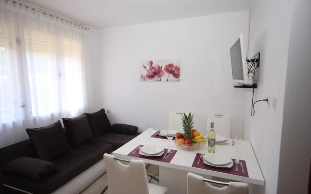 Two bedroom apartment, nice neighborhood, free parking, WiFi