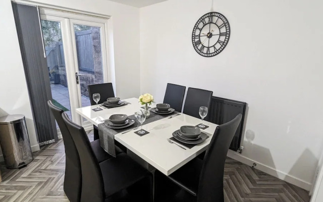 Burnley-4-bedroom House-sleeps 6-parking-clariturf