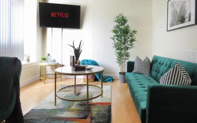 Tudors eSuites 3 Bedroom Apartment 6 Beds & Parking