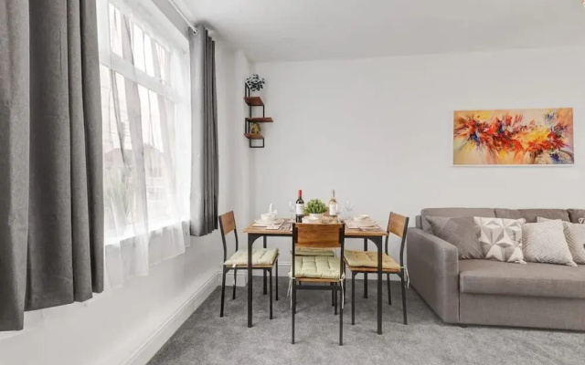 3 Bedroom House With Free Parking