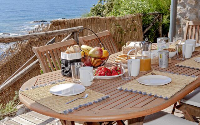 Seafront Apartment in a Splendid Position Overlooking the Sea-vistamare