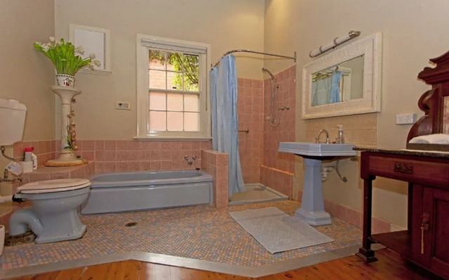 Rose Cottage - Historic Luxury