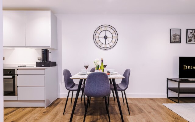 Impeccable 2-bed Apartment in Salford