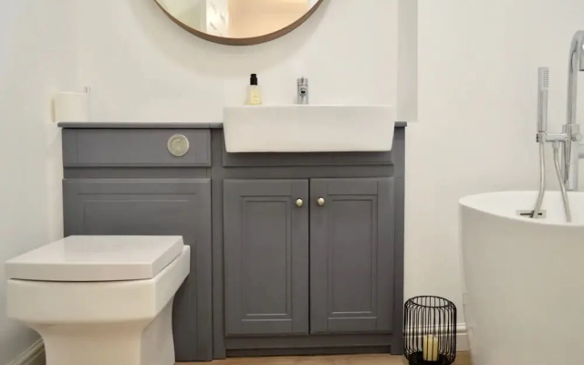 Modern And Central Flat In Roseburn Area