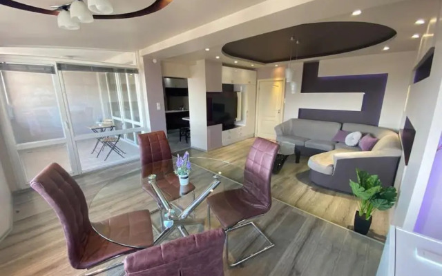 Modern 1BR Apartment with Hill View & Free Street parking