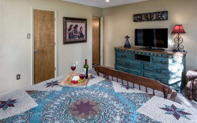 White Mountain Escape - Three Bedroom Cabin with Hot Tub