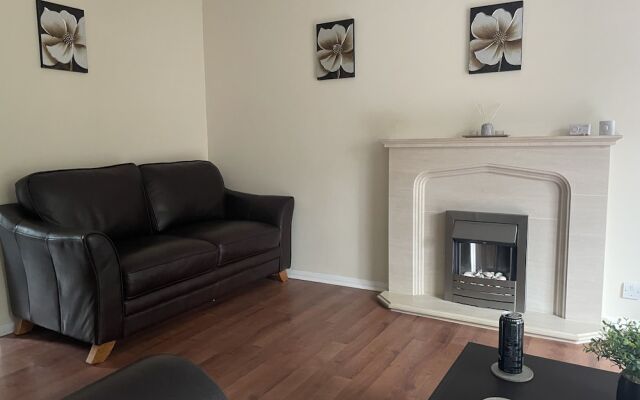 3-bed House in Stoke-on-trent Free Sky Free Wifi