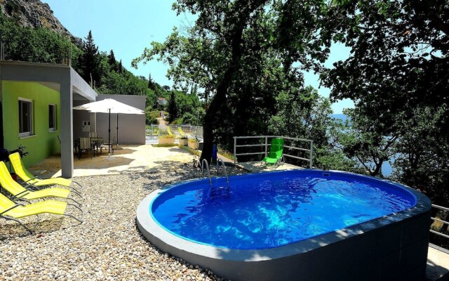 Holiday House With Pool