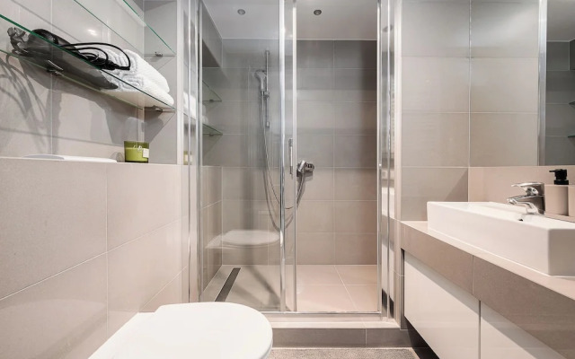 Lumina luxury 2-level apart with parking