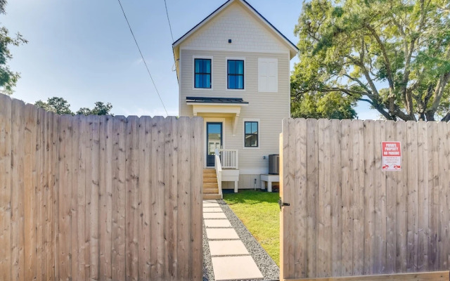 Upscale Home w/ 2 Balconies in Galveston!