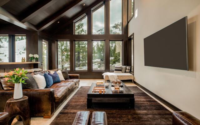 Bronson by AvantStay | Sleeps 17! On the Slopes! Squaw Valley w/Hot Tub&Fire Pit