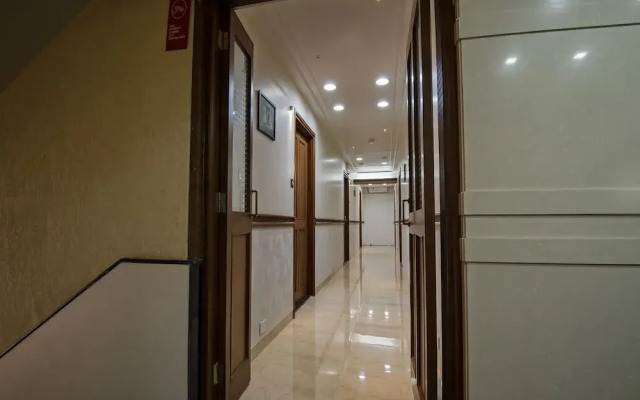 OYO 9721 Hotel SR Rooms