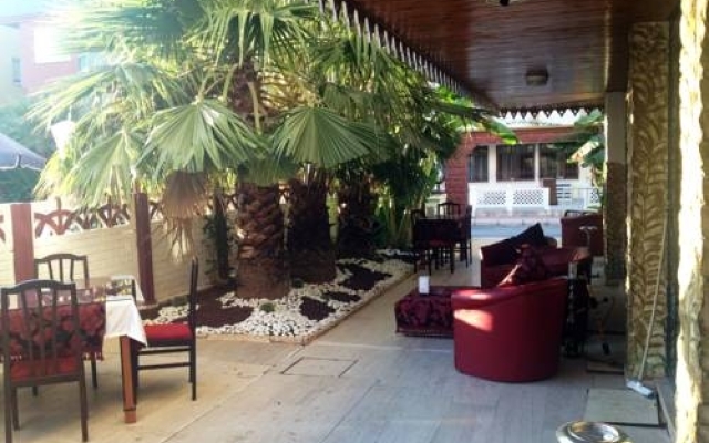 Queen RA Hotel