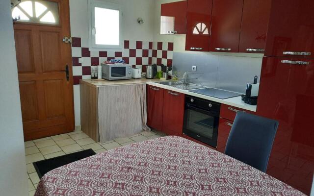 Coquet T2 ,terrasse,parking ,4 kms d Avignon