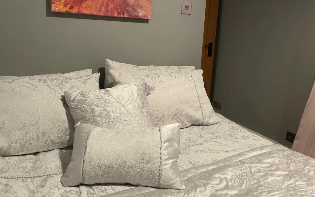 Traditional Elegant Spacious English Home, 4bdr