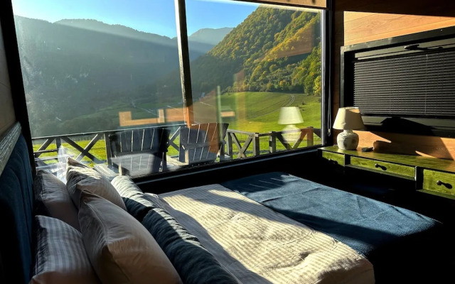 Runaway House - Qalaciq