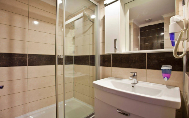 Adella Side Hotel