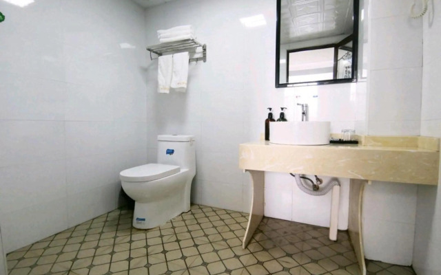 Sunshine Holiday Hotel