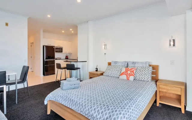 Stunning Harbour & City View Studio