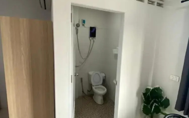 84 Bar & Guest House