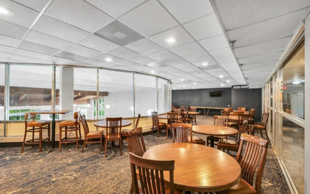 Eastlake Suites Hotel & Conference Center By OYO Urbana