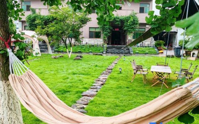 Tonglu Longyinju Hostel