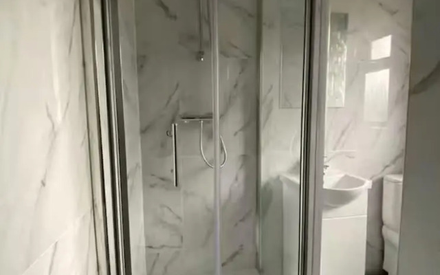 London Blissful Retreat - 4 Bedroom House