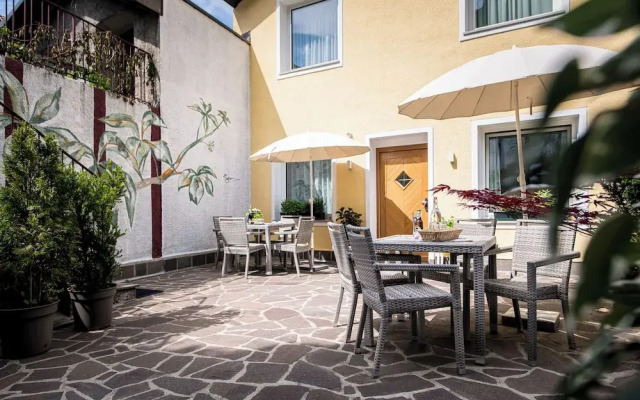 Am Schloss Guest House