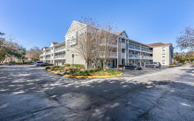 HomeTowne Studios by Red Roof Orlando - Casselberry