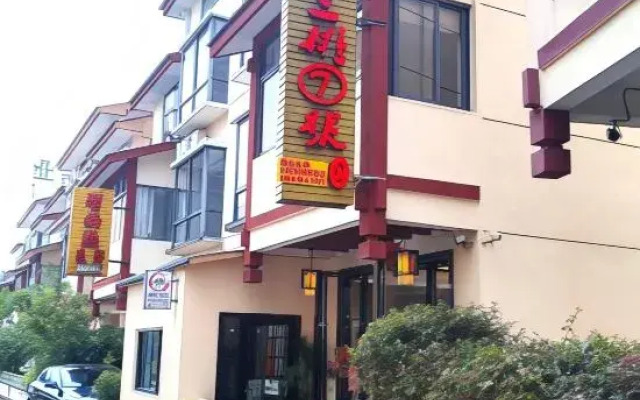 Row 3 No. 7 Hostel