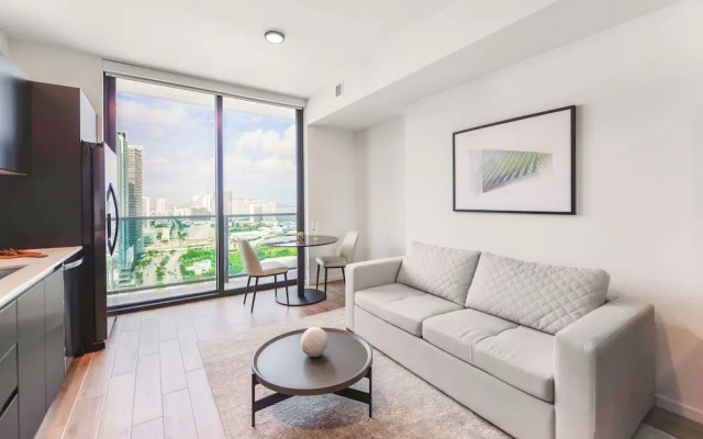 Luxury Studio Near from Bayfront Park