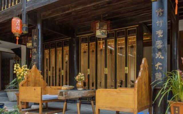 Yiyuan Snow Mountain View Courtyard Inn (Lijiang ancient city mufu branch)