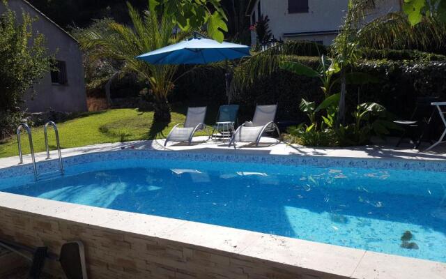 Appartement T2 neuf dans villa avec piscine