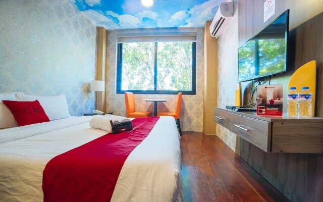 RedDoorz Plus @ Aguirre Avenue BF Homes