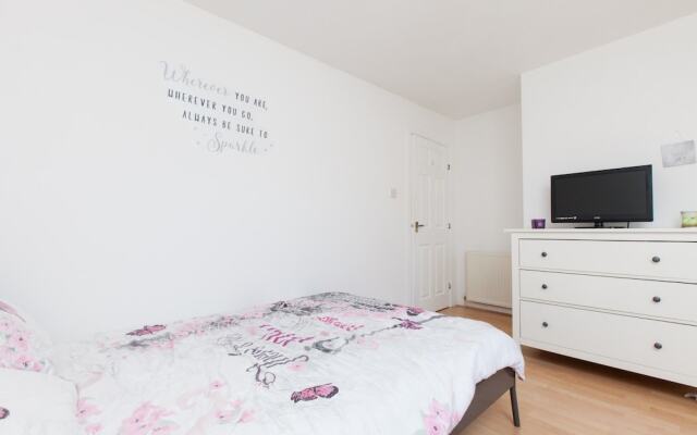 Ideal Fringe Base: Great Value + Free Parking!