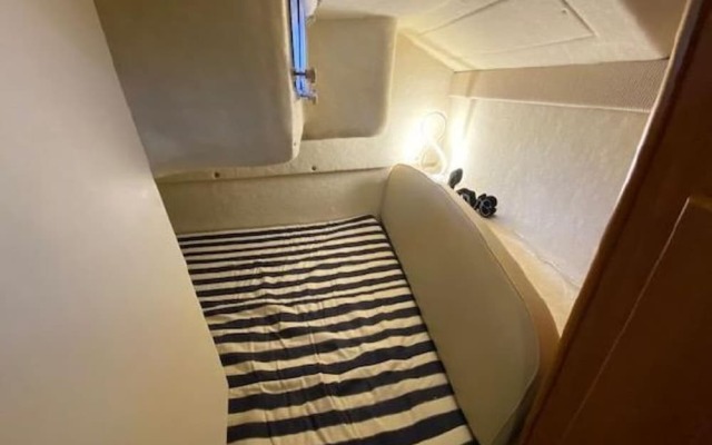 Stunning 2-bed Boat in Dreverna
