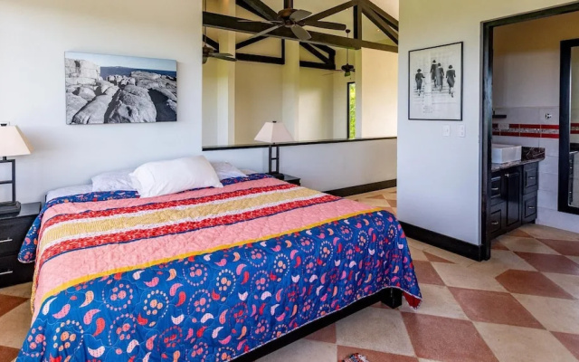 Huge, Breathtaking Hillside Home With Private Pool and Sweeping Views - фото 2
