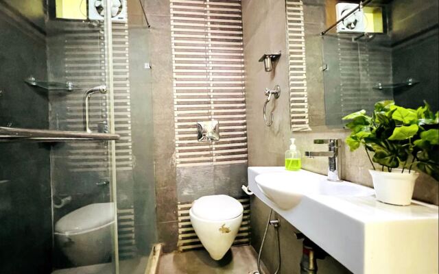 Bluo 3Bhk Green Park, Private Garden Balcony, Lift