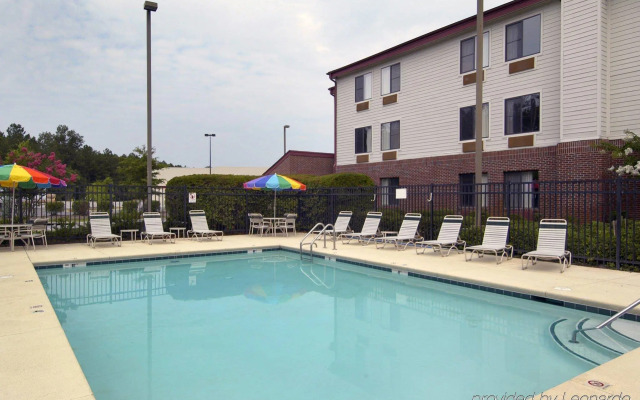 Red Roof Inn & Suites Savannah Airport