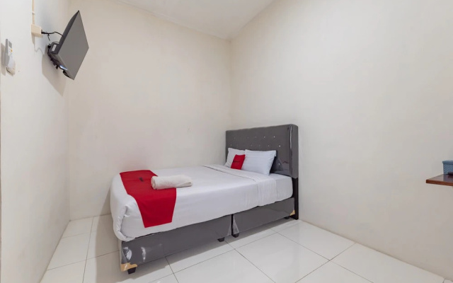RedDoorz at Anjasmoro Guest House near Bandara Ahmad Yani Semarang – Guest Rooms – Semarang