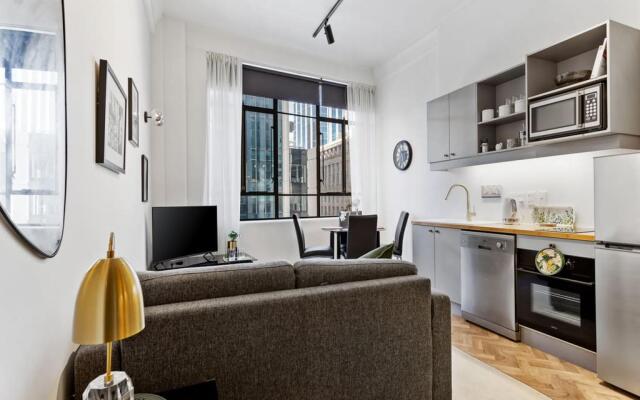 Cosy Central Apartment - Charming Building