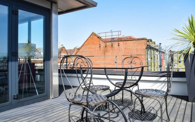 2 Bedroom Penthouse Flat In The Heart Of Balham