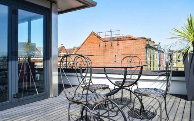 2 Bedroom Penthouse Flat In The Heart Of Balham