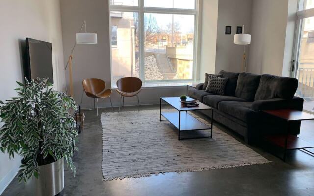 Modern 2 Bedroom on Riverfront w Parking