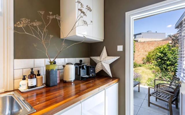 Tooting's Charming Victorian Garden Hideaway