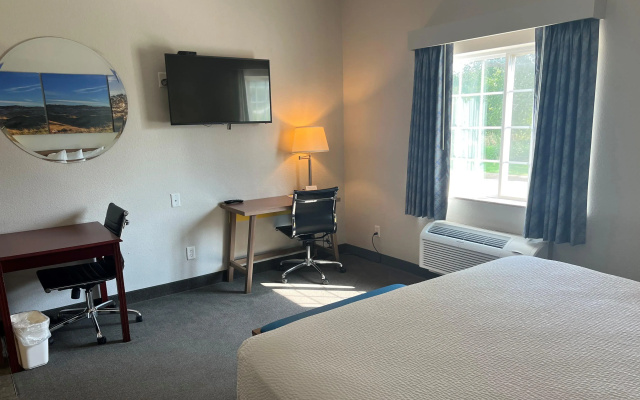 Days Inn & Suites by Wyndham Columbus NE