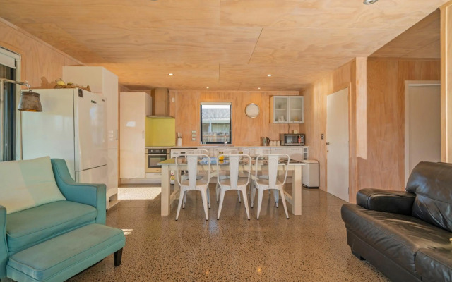 Black Beauty Retreat - Matarangi Holiday Home